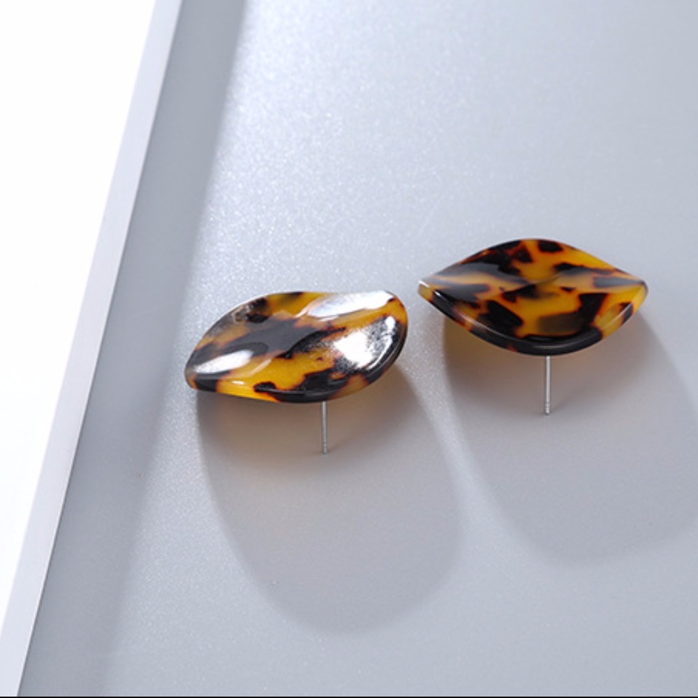 LAST ONE!! Tortoise Shell Disc Earrings - Picture 7 of 8